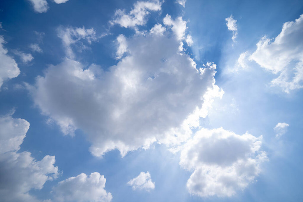 Duża chmura na niebieskim niebie została wystrzelona przez szeroki obiektyw w godzinach popołudniowych. W Tajlandii, Azji jest bardzo gorąco.. - Zdjęcie, obraz