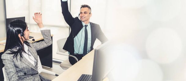 Gli uomini d'affari che indossano cuffie celebrano il lavoro in ufficio ampliare la vista - Foto, immagini
