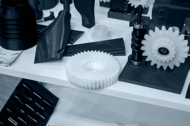 Objecten gedrukt op 3D printer gemaakt van witte plastic close-up. - Foto, afbeelding