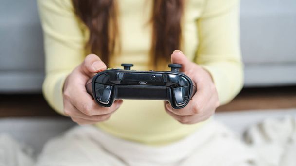 Młoda Azjatka gracz kontroler wideo konsola gra trzymając hobby figlarne Online Video Game enjoyment eSport Cyber Games Internet. - Zdjęcie, obraz