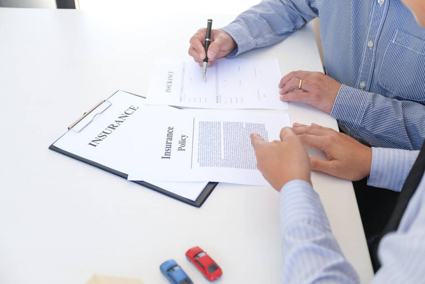 Értékesítési vezető tanácsadás igénylőlap dokumentumot, figyelembe véve jelzáloghitel ajánlatot autó és ház biztosítás - Fotó, kép