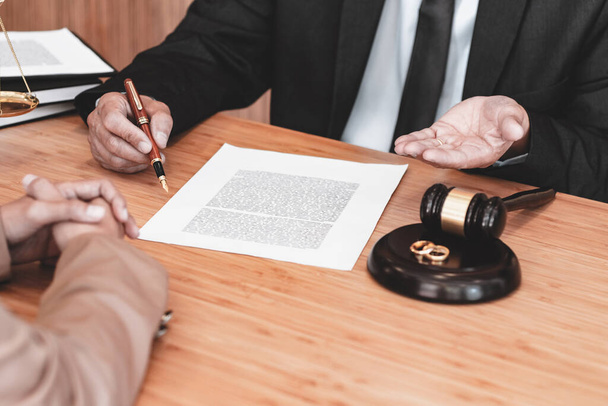 Richterhaken entscheidet über Ehescheidung Unterzeichnung von Papieren. Anwaltskonzept - Foto, Bild