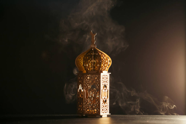 Przeszłość Ramadana Kareema. Ozdobna arabska latarnia świecąca w nocy - Zdjęcie, obraz