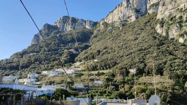 Capri, Campania, Italia - 12 de marzo de 2022: Vista general del Monte Solaro desde Via Palazzo a Mare - Metraje, vídeo