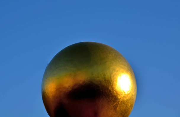 Позолоченная сфера представляет солнце, центр Солнечной системы. образовательная модель в планетарии. цвет включает в себя золотые скалы. полихромия дорого обходится, пользуются реставраторы - Фото, изображение