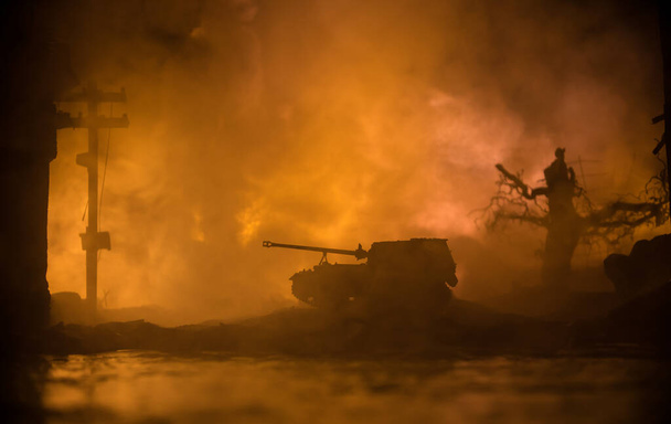 Concepto de guerra. Siluetas militares que luchan escena en el fondo del cielo niebla de guerra, la silueta de los soldados de la Guerra Mundial debajo del horizonte nublado Por la noche. Batalla en la ciudad arruinada. Enfoque selectivo - Foto, imagen