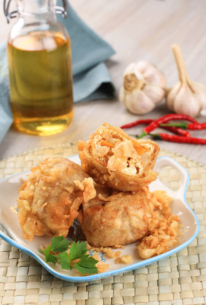 Tahu Isi (Tahu Brontak) veya Endonezya Doldurulmuş Tofu, Çiğ Tofu ile doldurulmuş geleneksel çerez..  - Fotoğraf, Görsel