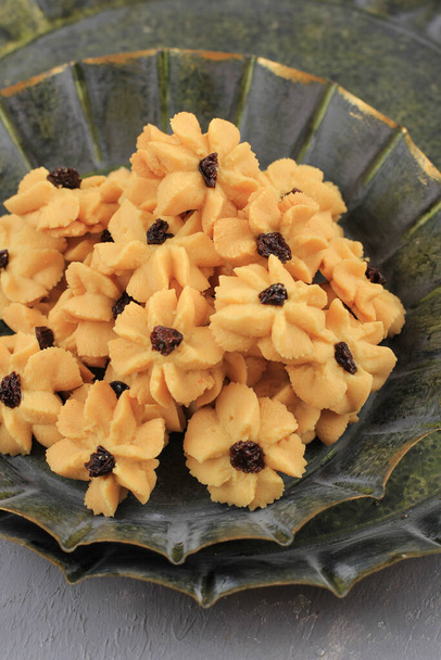 Close Up Kue Semprit, tradycyjny indonezyjski Kue Kering Lebaran z kwiatem Rose Kształt - Zdjęcie, obraz
