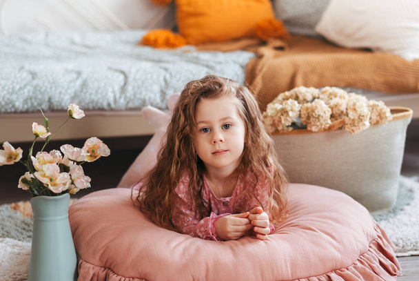 Acercamiento niña solitaria en el dormitorio con juguetes, quedarse en casa solo, niño triste molesto esperando a los padres - Foto, imagen