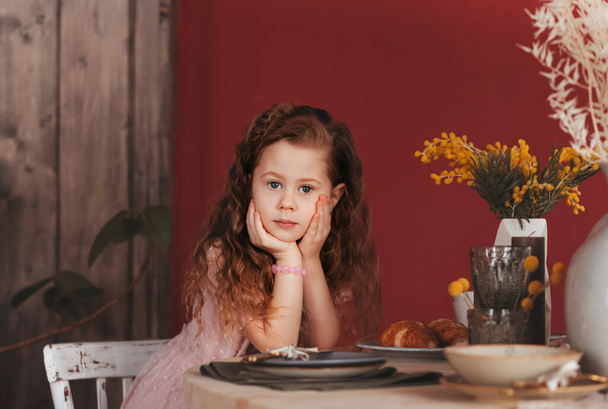 Милая маленькая девочка, ждущая ужина. - Фото, изображение