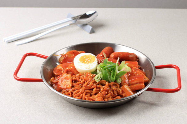 Rapokki ou Rabokki, Tteokbokki avec nouilles Ramen Instan coréennes. Ajouter l'oeuf cuit, l'oignon vert tranché et la graine de sésame - Photo, image