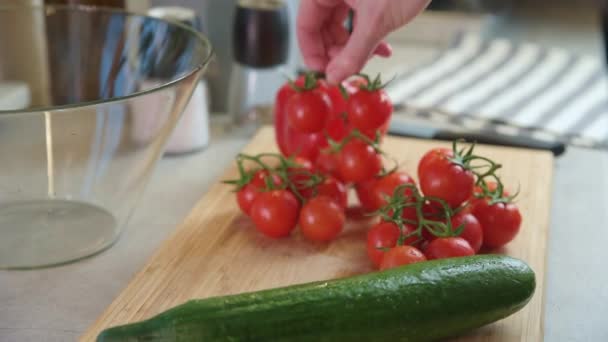 La donna prepara il pomodoro di peperoncino rosso per insalata - Filmati, video