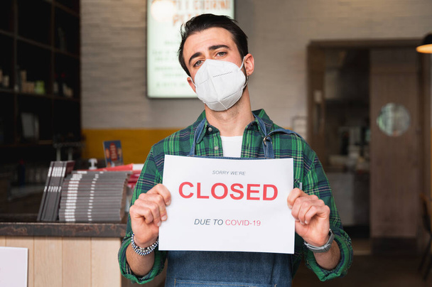 Ritratto del proprietario del ristorante che mostra una chiusura temporanea a causa di un segno pandemico - Foto, immagini