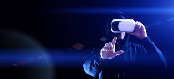 VR gözlükleri sanal gerçekliği gözlüyor. Karanlık arka planda üç boyutlu sanal gerçeklik oyunu için dijital başlıklı genç adam. 3 boyutlu simülasyonda çalışma ve sanal dünya - Fotoğraf, Görsel