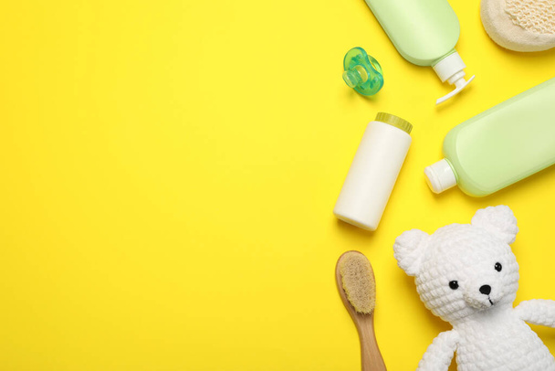 Sarı zemin üzerinde bebek kozmetik ürünleri ile düz kompozisyon, metin için boşluk - Fotoğraf, Görsel