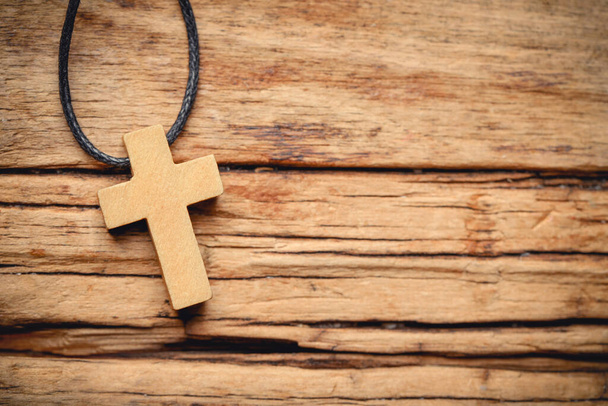 Croce cristiana in legno sul tavolo, vista dall'alto. Spazio per testo - Foto, immagini