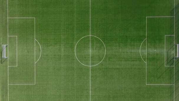 Футбольное или футбольное поле с пограничными линиями, вид сверху - Кадры, видео