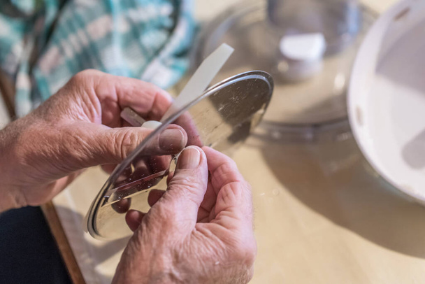 Alter Mann Opa mit Händen baut zusammengebaut zerlegt eine Küchenmaschine in Einzelteile, Deutschland - Foto, Bild