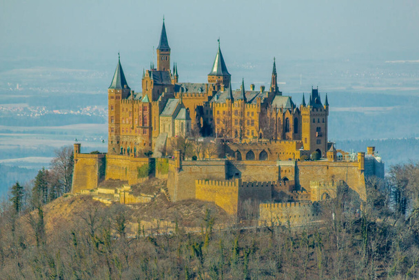 Wiosenna wycieczka odkrywcza wokół wspaniałego zamku Hohenzollern - Baden-Wuerttemberg - Niemcy - Zdjęcie, obraz