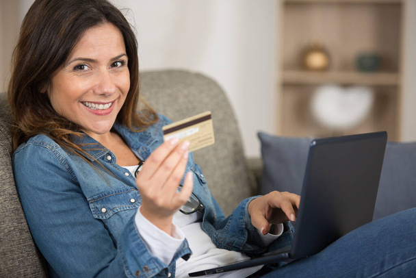 pretty woman shopping online with credit card - Фото, зображення