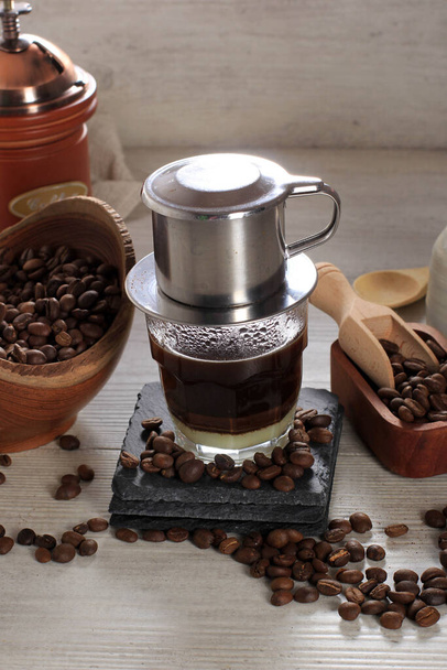 В'єтнамська кава з конденсованим молоком в чашках скла і традиційна металева кава Maker Phin. Традиційний метод виготовлення в'єтнамського кавового кавового напою. Простір для тексту. Або реклама - Фото, зображення