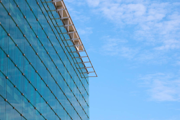 Modern mooi gebouw tegen de blauwe lucht - Foto, afbeelding