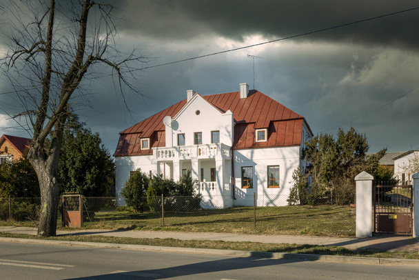 Palast, Wassermühle und andere historische Gebäude aus der polnischen Landschaft. - Foto, Bild