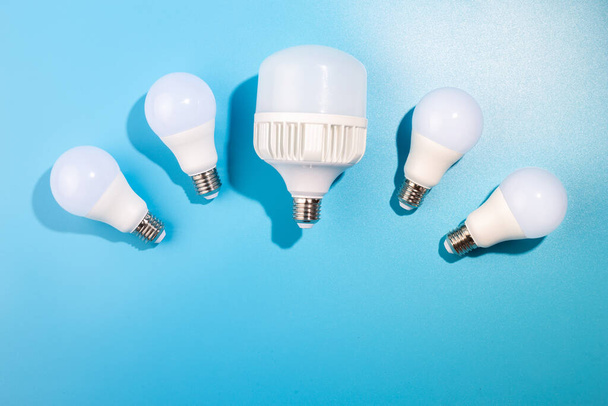 iso LED-lamput sinisellä taustalla vähän led-lamput. Tasainen makasi kopiotilaa. Konsepti ekologia, pelastaa maapallon, idea, säästää energiaa, talous, säästö. Maan päivä. - Valokuva, kuva