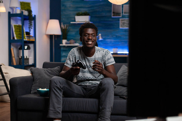 Heureux joueur afro-américain excité jouer à des jeux vidéo virtuels - Photo, image
