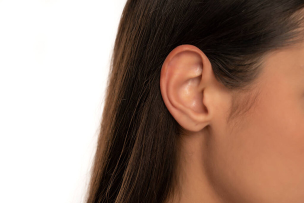 Детали головы с женским человеческим ухом
 - Фото, изображение