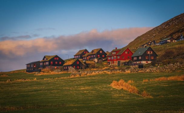 Kirkjuboargardur, zwany również Roykstovan, jest historycznym gospodarstwem rolnym i muzeum w Kirkjubour na Wyspach Owczych. Zbudowany w XI wieku jest jednym z najstarszych drewnianych domów na świecie.. - Zdjęcie, obraz