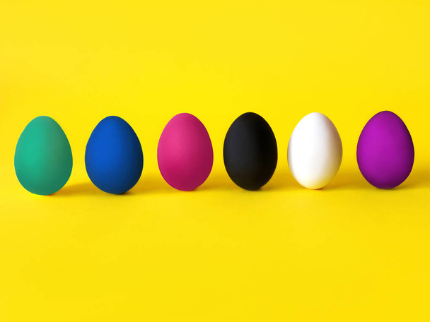 Színes tojások a sárga háttérben. A fekete élet számít, minden élet számít, sokszínűség, egyenlő jogok fogalma - Fotó, kép