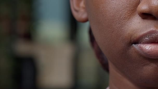 Makro laukaus afrikkalainen amerikkalainen nainen liikuttaa huuliaan - Materiaali, video