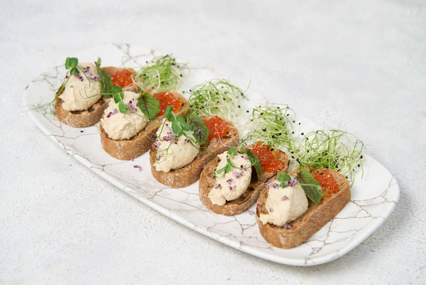 Somon füme, krem peynir, dereotu ve Horseradish Pate çavdar ekmek dilimleri üzerinde - Fotoğraf, Görsel
