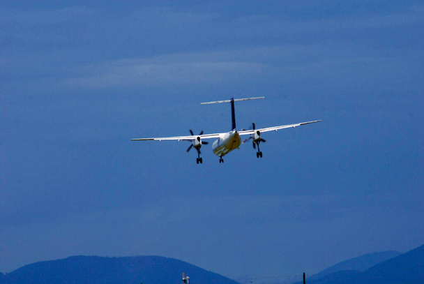 lentäminen lentokoneella ilmassa matkustamista ja kuljetusta varten - Valokuva, kuva