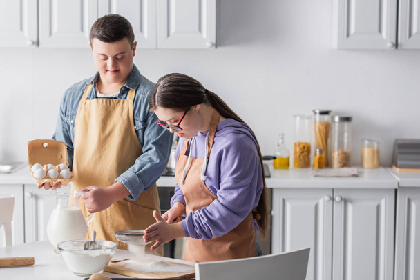 Coppia con sindrome di Down cucinare insieme in cucina  - Foto, immagini