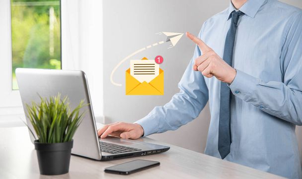 E-Mail-Marketing und Newsletter-Konzept. Kontaktieren Sie uns per Newsletter-E-Mail und schützen Sie Ihre persönlichen Daten vor Spam-Mail-Konzept. Liste der Kunden für den Versand - Foto, Bild