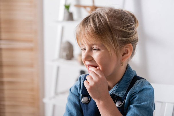 Alumno tocando la boca durante la lección de terapia del habla en la sala de consulta  - Foto, Imagen