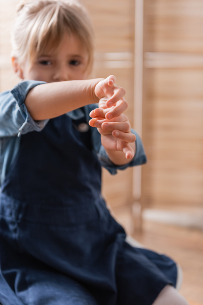 Bulanık çocuk muayene odasında el kol hareketi yapıyor.  - Fotoğraf, Görsel