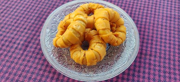 Вег Самоса - это хрустящая и пряная индийская круглая закуска, которая имеет хрустящий внешний слой майда заполнения пюре картофеля, гороха и специй - Фото, изображение