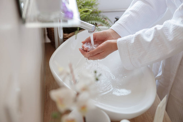 nő mossa a kezét szappannal a fürdőszobában - Fotó, kép