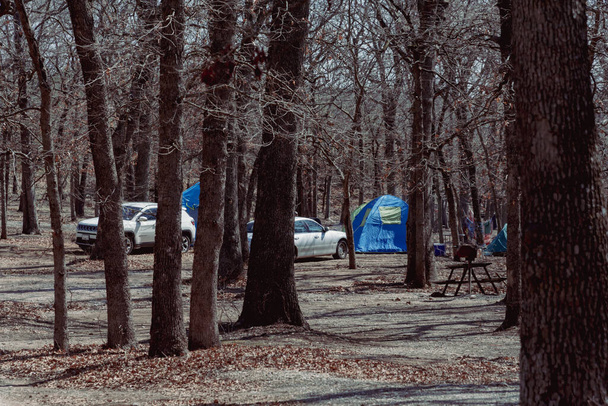 Fila de tendas e carros no local de acampamento no parque nacional de Oklahoma, América. Atividades ao ar livre, exploradoras e recreativas no inverno. - Foto, Imagem