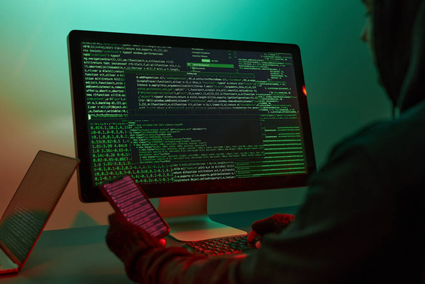 Анонимные люди используют компьютер и программирование для взлома кода. Угроза кибербезопасности. Интернет и сетевая безопасность. Доступ к частной информации. Анонимные хакеры используют технологию для доступа к паролю и зашифрованным данным. Кибератака - Фото, изображение