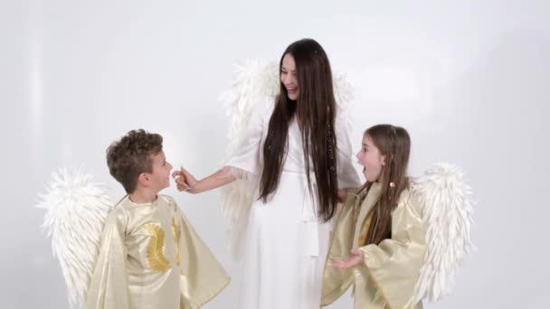 La familia está vestida de santos ángeles, que están en el humo y dando vueltas  - Imágenes, Vídeo