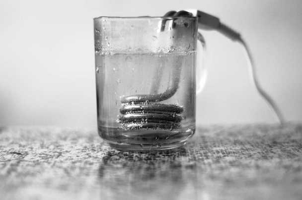 Гаряча вода з бульбашками в прозорій чашці
 - Фото, зображення