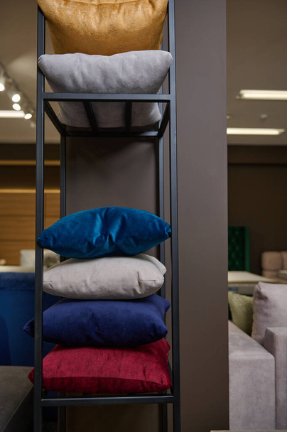 Almofadas coloridas de veludo para um sofá em um estande de exposição em um showroom de móveis - Foto, Imagem