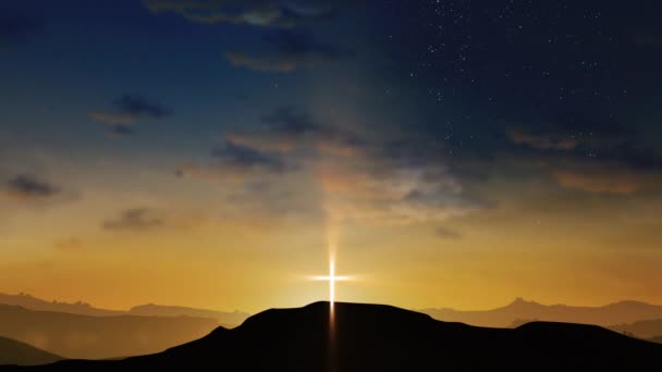 Cruz brillante en la colina con nubes moviéndose sobre el cielo estrellado. Pascua, resurrección, nueva vida, concepto de redención. Fondo de bucle sin costura 4k - Metraje, vídeo