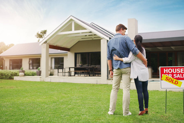 And its all ours. Shot of a young couple admiring their newly purchased house. - Foto, Imagen