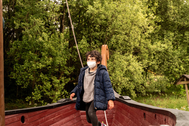 litlle menina em um barco de madeira pose para foto - Foto, Imagem
