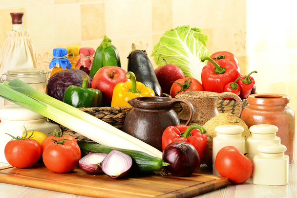 Verduras crudas en la mesa de la cocina
 - Foto, imagen